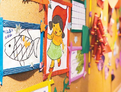 在北京五彩鹿高碑店校區(qū)的走廊墻壁上，張貼著自閉癥譜系障礙兒童的繪畫作品。畫筆下藏著孩子心中五彩斑斕的世界。 　　本報記者 孫亞慧 攝