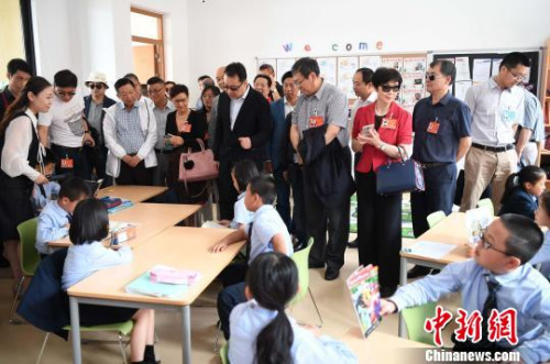 圖為5月30日，代表團一行參觀位于福州濱海新城的融僑賽德伯學(xué)校。　張斌 攝