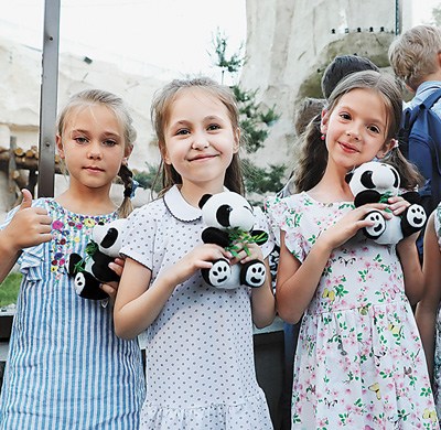 在莫斯科動物園看大熊貓的俄羅斯小朋友。人民日報記者 趙 成攝