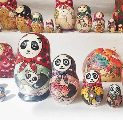 繪有大熊貓形象的俄羅斯套娃。人民日報記者 曲 頌攝