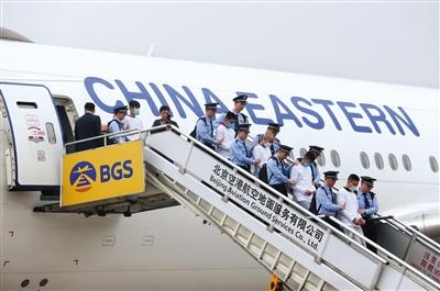 　6月7日早7時(shí)許，94名冒充公檢法機(jī)關(guān)工作人員實(shí)施電信網(wǎng)絡(luò)詐騙的臺灣犯罪嫌疑人被我國公安機(jī)關(guān)從西班牙押解回國。新京報(bào)記者 王貴彬 攝