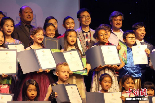 當(dāng)?shù)貢r(shí)間6月9日，在多倫多華文媒體加拿大新動(dòng)力傳媒集團(tuán)主辦的小主持人大賽結(jié)束后，獲獎(jiǎng)小選手們與主辦方代表、評(píng)委等合影。該項(xiàng)賽事最終從40余名參賽小選手中為加拿大首檔中文少兒電視節(jié)目《海貍家族》評(píng)選出首批15名小主持人。<a target='_blank' >中新社</a>記者 余瑞冬 攝