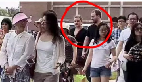  2017年6月29日陪著克里斯滕森參加“為章瑩穎祈福音樂暨游行”的 T.B.，為檢方重要證人。(ABC7視頻截圖)