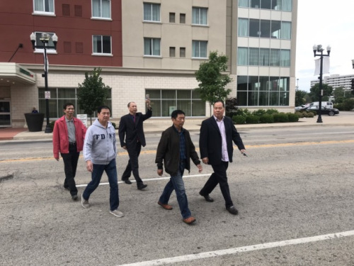 章家三口及男友侯霄霖進(jìn)入法院。(來(lái)源：美國(guó)《世界日?qǐng)?bào)》特派員黃惠玲/攝影)