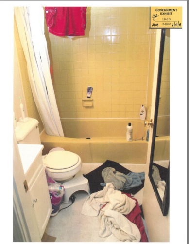 警犬曾在被告浴室水槽，聞到人體遺骸味道。(圖片來源：美國聯(lián)邦檢察官辦公室)