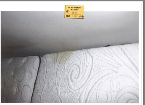 探員在被告床墊上發(fā)現(xiàn)疑似血跡。(圖片來源：美國聯(lián)邦檢察官辦公室)