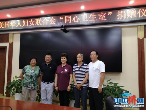 田紋瑛與南辛房村、桑峪村委書記及鄉(xiāng)村醫(yī)生合影。