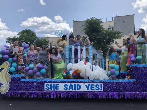 紐約上萬民眾精心打扮前來參與美人魚游行。(美國《世界日?qǐng)?bào)》/顏潔恩 攝)