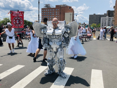 紐約上萬民眾精心打扮前來參與美人魚游行。(美國《世界日?qǐng)?bào)》/顏潔恩 攝)
