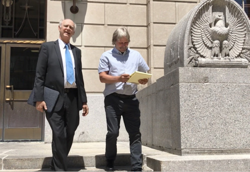 被告辯護(hù)律師塔克(左)與被告父親。(美國(guó)《世界日?qǐng)?bào)》/黃惠玲 攝)