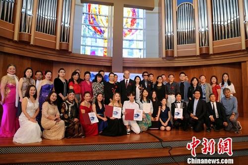 資料圖：當(dāng)?shù)貢r間6月15日，2019年“文化中國·水立方杯”海外華人中文歌曲大賽休斯敦賽區(qū)選拔賽在美國休斯敦舉行。圖為參賽選手、頒獎嘉賓及志愿者等在賽后合影。<a target='_blank' >中新社</a>記者 曾靜寧 攝