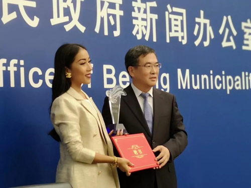 圖為北京市人民政府僑務(wù)辦公室主任劉春鋒為吉克雋逸頒發(fā)推廣大使聘書及獎(jiǎng)杯。劉勇 攝