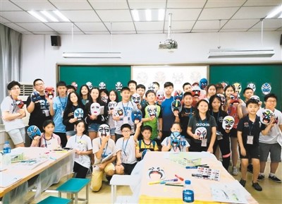 繪制臉譜課上，孩子們完成了一張張色彩斑斕、造型夸張的臉譜。(薛景文攝)