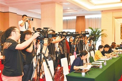 七月三日，公安部在北京召開新聞發(fā)布會通報出臺支持海南全面深化改革開放政策措施，吸引了國內(nèi)外眾多媒體關(guān)注。 本報記者 良子 通訊員 菅元凱 攝