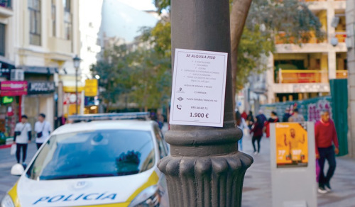 馬德里市中心繁華地段的路燈桿上，張貼著住宅招租廣告。（歐洲時報/孔慶銳 攝）