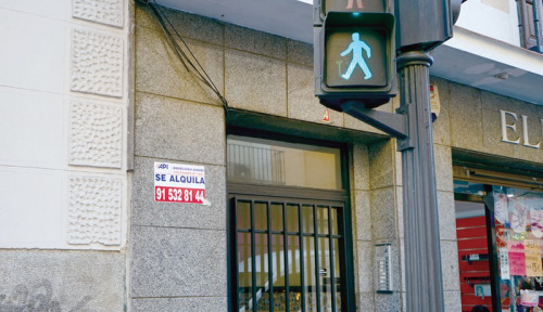 馬德里市中心一處住宅樓門前，張貼著住宅招租廣告。（歐洲時報/孔慶銳 攝）