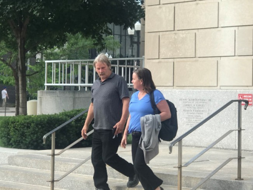 被告父親(左)預(yù)計9日出庭作證為兒子爭取獲得終身監(jiān)禁。 (來源：美國《世界日報》特派員黃惠玲 攝 )