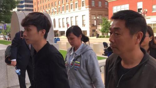 　章父章榮高(右)、母葉麗鳳(中)、弟弟章新陽(yáng)(左)。(圖片來(lái)源：美國(guó)《世界日?qǐng)?bào)》黃惠玲 攝)