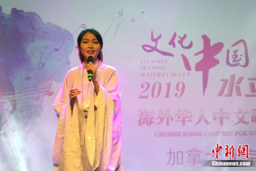 2019年加拿大多倫多賽區(qū)優(yōu)勝選手、獲青少年組第一名的劉閱徉在比賽中演唱?！∮嗳鸲z