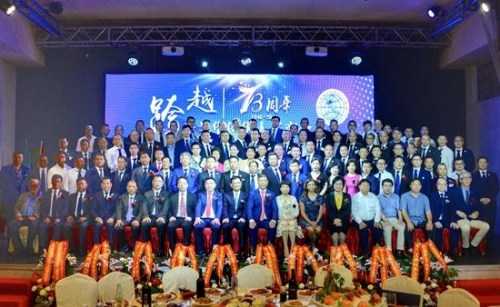 出席慶典活動(dòng)的領(lǐng)導(dǎo)和米蘭華僑華人工商會(huì)第十一屆理事會(huì)會(huì)長(zhǎng)團(tuán)合影。（圖片來(lái)源：歐聯(lián)社 趙建斌/攝）