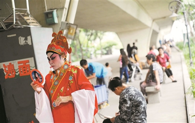 演出前，演員認真檢查自己的著裝。