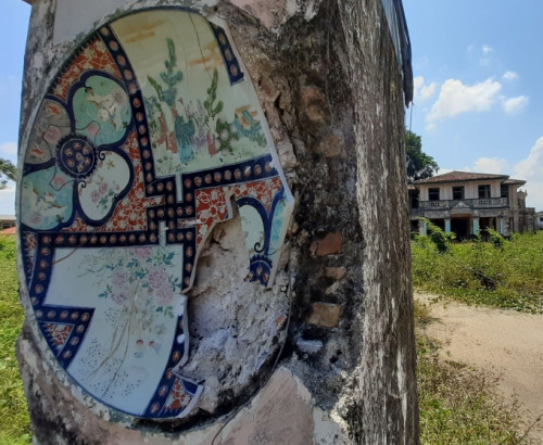 柱子貼有特色瓷磚，至今雖已破損，但非常罕見。(馬來西亞《星洲日報》/陳文強 攝)