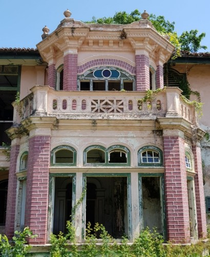 側(cè)面建筑顏色繽紛矚目，保存得相當完好。(馬來西亞《星洲日報》/陳文強 攝)