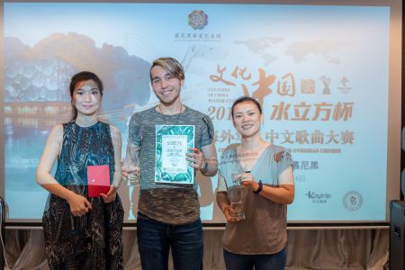 成人組第一名李亞德(中)，第二名鐘曉(右)和第三名褚格格(左)