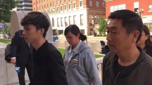 章父章榮高(右)、母葉麗鳳(中)、弟弟章新陽(yáng)(左)。(圖片來源：美國(guó)《世界日?qǐng)?bào)》特派員黃惠玲 攝)