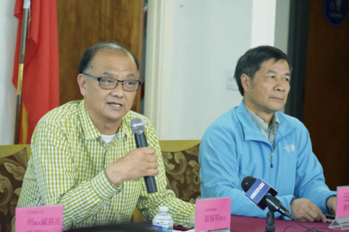 華商總會會長張福明(左)及寧陽總會館主席黃楚文聽取華人小區(qū)的意見心聲。(圖片來源：美國《世界日報》記者李秀蘭 攝)