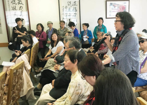 參加會議的鄭瑪莉(右面站立者)及許多華裔踴躍發(fā)言，分享心情。(圖片來源：美國《世界日報》記者李秀蘭 攝)