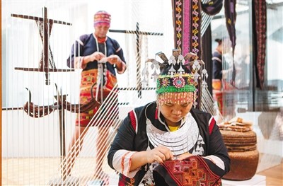 非遺傳承人王亞菊在省博展示黎族刺繡。本報(bào)記者 宋國(guó)強(qiáng) 攝