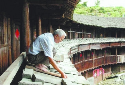 徐松生在維修土樓。