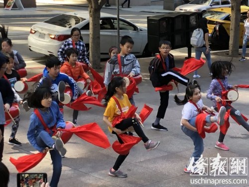 孩子們表演腰鼓舞。