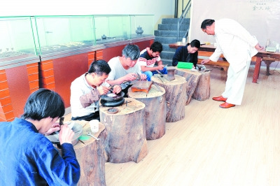 圖:金永才指導(dǎo)徒弟傳習(xí)烏銅走銀制作技藝(肖依群) 圖:金永才指導(dǎo)徒弟傳習(xí)烏銅走銀制作技藝(肖依群)