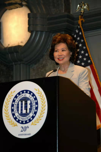 當(dāng)?shù)貢r(shí)間7月25日晚，趙小蘭在華盛頓應(yīng)邀出席了第二十屆國(guó)際領(lǐng)袖基金會(huì)周年慶暨2019領(lǐng)袖人物與商業(yè)峰會(huì)晚宴并發(fā)表主旨演講。(來(lái)源：美中報(bào)道)