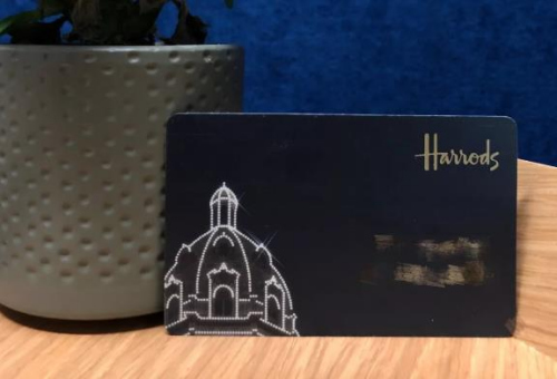 黑卡是哈羅德百貨最高等級的積分卡(來源:英國《華聞周刊》) 黑卡是哈羅德百貨最高等級的積分卡(來源:英國《華聞周刊》)