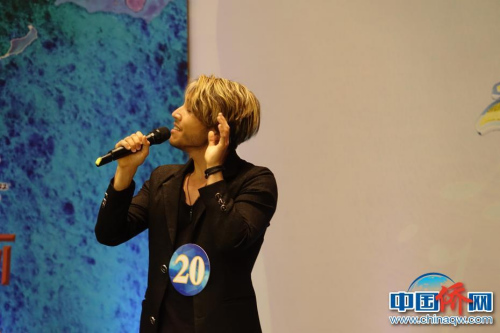 圖為來自德國慕尼黑的李亞德演唱《故鄉(xiāng)的云》。 馬秀秀攝