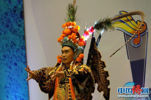 圖為來自美國芝加哥的劉文強演唱《霸王別姬》。馬秀秀攝