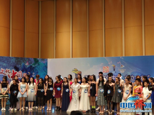 選手合影。中國僑網(wǎng) 吳侃 攝