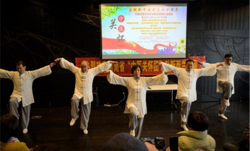 中醫(yī)專家們?yōu)楝F(xiàn)場觀眾演示華佗養(yǎng)生功-五禽戲。（新西蘭中華新聞通訊社/朱其平 攝）