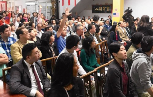 舊金山中華總會館兩周前舉行治安會議，吸引300人參加，但沒有市府及警局高層在場。（美國《世界日報(bào)》資料圖 記者李秀蘭攝）