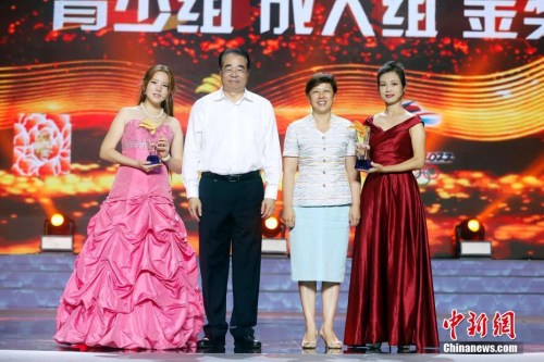 圖為中央統(tǒng)戰(zhàn)部副部長、國務(wù)院僑辦主任許又聲（左2）、北京市委常委、統(tǒng)戰(zhàn)部部長齊靜為獲得金獎選手頒發(fā)證書。<a target='_blank' >中新社</a>記者 韓海丹 攝