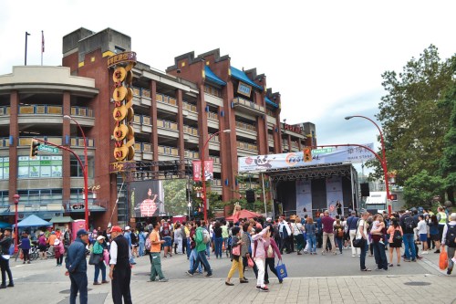 圖：華埠節(jié)現(xiàn)場(chǎng)設(shè)置舞臺(tái)及大屏幕，用作表演及放映電影。（馮瑞熊）