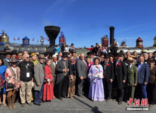 資料圖為“金釘節(jié)”上身著150年前裝束的志愿者、華工后代代表以及來自世界各地的嘉賓，仿照歷史照片合影留念，向全體鐵路建設者表達敬意。<a target='_blank' >中新社</a>記者 劉關關 攝