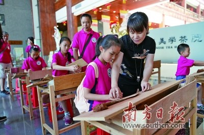 游學(xué)活動是白沙國學(xué)堂傳統(tǒng)文化推廣項目的一個品牌活動。圖為市民在活動中體驗小岡香制作技藝。江門市博物館供圖