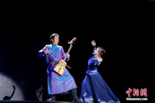 資料圖：2019年“四海同春”亞洲團(tuán)來到日本東京，為當(dāng)?shù)貎S胞帶來一場視聽盛宴。圖為張鐸的馬頭琴演奏《鴻雁》。<a target='_blank' >中新社</a>記者 呂少威 攝