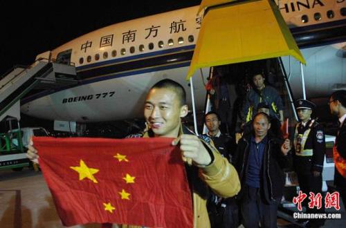 資料圖：2011年3月5日晚9點(diǎn)，從突尼斯杰爾巴島撤離的最后一批三百多名中國公民搭乘南航的航班順利抵達(dá)廣州，至此，中國民航的空中撤離駐利比亞任務(wù)圓滿完成。<a target='_blank' >中新社</a>發(fā) 柯小軍 攝