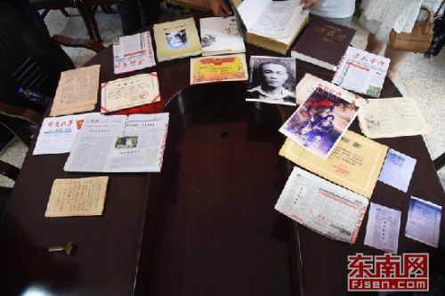 張旭明捐贈的與父親有關的僑史資料。 張夢帆 攝