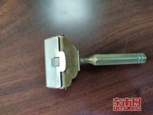 曾與張君武并肩作戰(zhàn)的美國飛虎隊隊員贈送給他的剃須刀。 張夢帆 攝